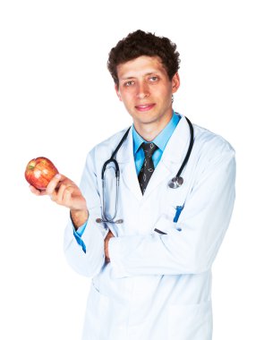 Kırmızı elma üzerine beyaz holding gülümseyen bir erkek doktor portresi