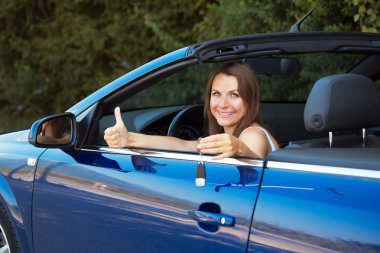 gülümseyen kadın anahtar cabriolet arabada gösterilen