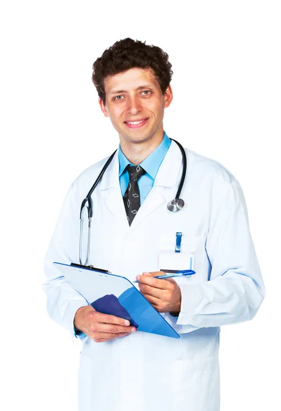 Retrato de un joven doctor sonriente escribiendo en la medicina de un paciente —  Fotos de Stock