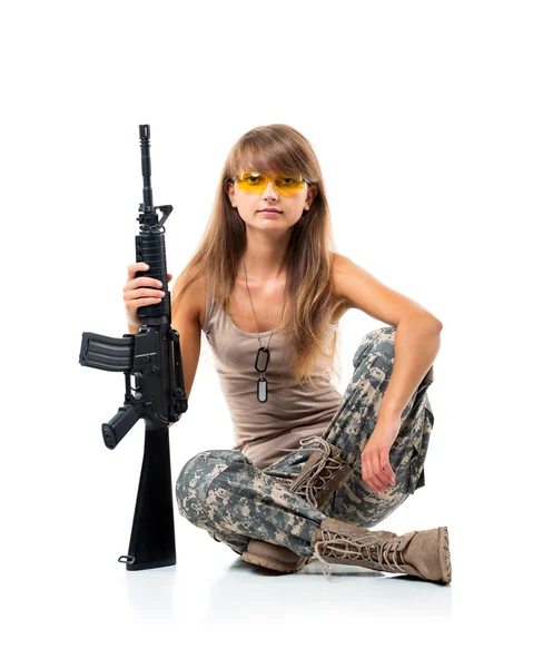 銃を持った迷彩服を着た兵士若い美しい女の子 — ストック写真