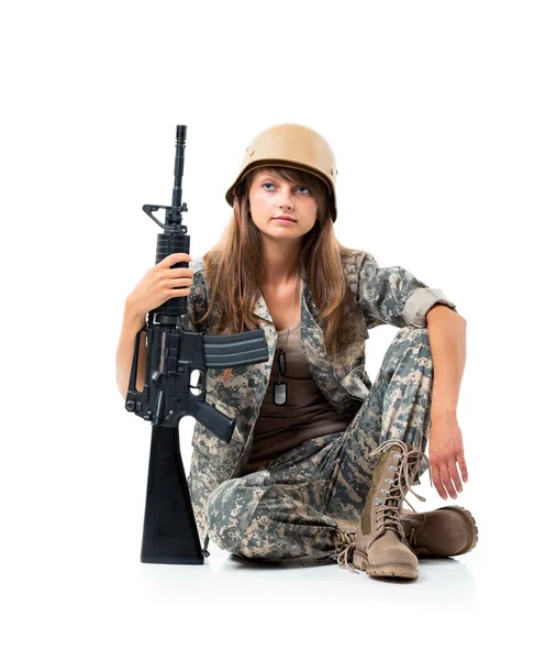 Soldado joven hermosa chica vestida con un camuflaje con una pistola — Foto de Stock