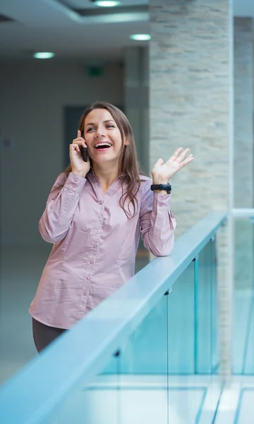 Mulher de negócios falando ao telefone — Fotografia de Stock