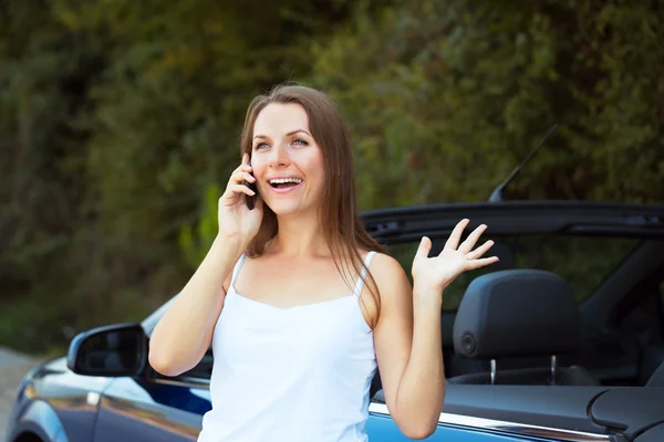 Donna sorridente che parla al telefono in un'auto cabriolet — Foto Stock