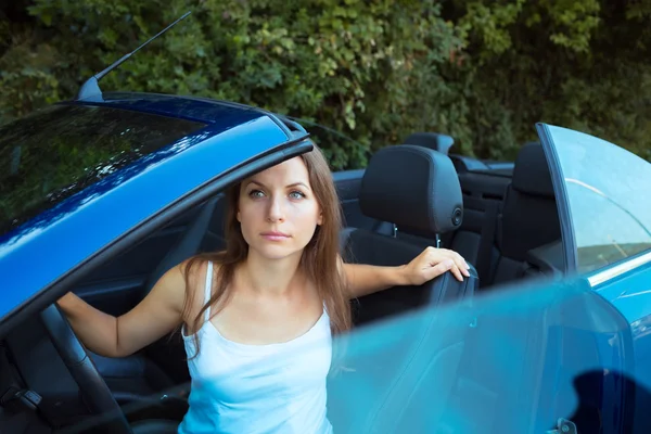 Kaukasische vrouw in een auto cabriolet — Stockfoto