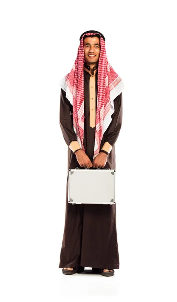 Joven árabe sonriente con una caja de aluminio aislada en blanco — Foto de Stock