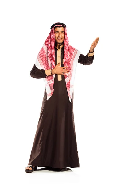 Jovem árabe sorridente convida. Isolado em branco — Fotografia de Stock