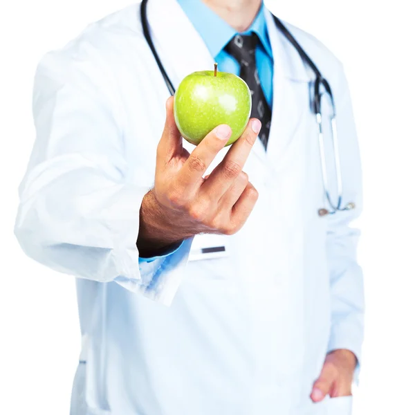 Doctor's hand met een verse groene appel close-up op wit — Stockfoto