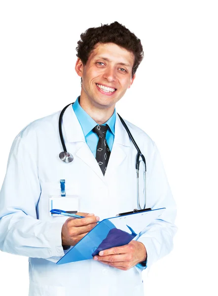 Retrato de un joven doctor sonriente escribiendo en la medicina de un paciente —  Fotos de Stock