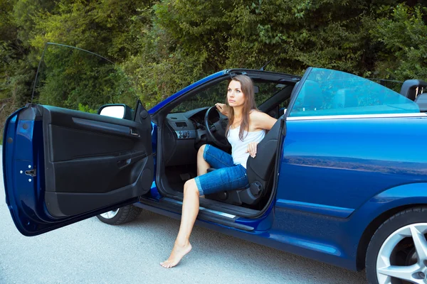 Donna caucasica in un cabriolet — Foto Stock