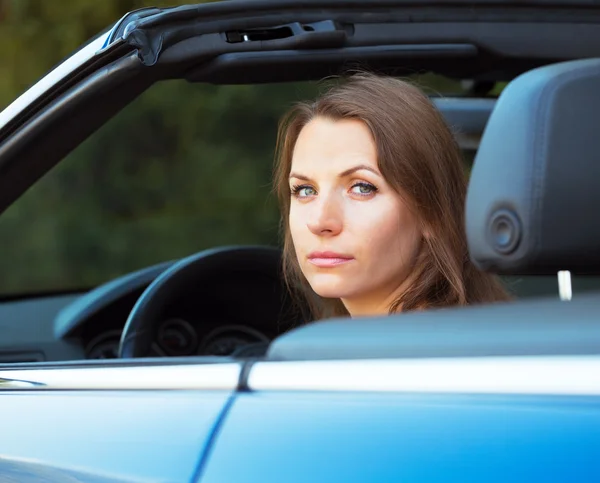 Kaukasisk kvinna i en cabriolet — Stockfoto