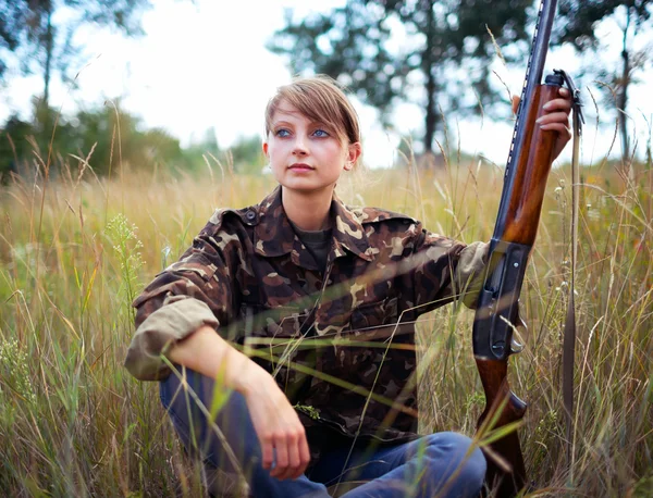 Jeune belle fille avec un fusil de chasse — Photo