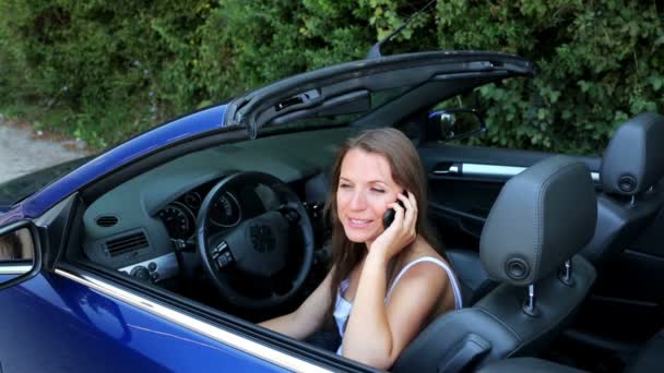 Girl with a phone in a cabriolet car — Stock Video