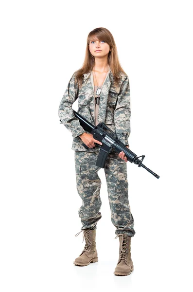 Soldado joven hermosa chica vestida con un camuflaje con una pistola — Foto de Stock