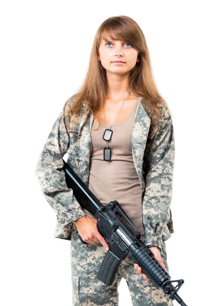 Soldat junge schöne Mädchen in einer Tarnung mit einem Gewehr gekleidet — Stockfoto