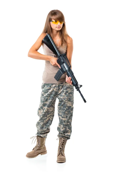 Солдат молодая красивая девушка, одетая в камуфляж с пистолетом — стоковое фото
