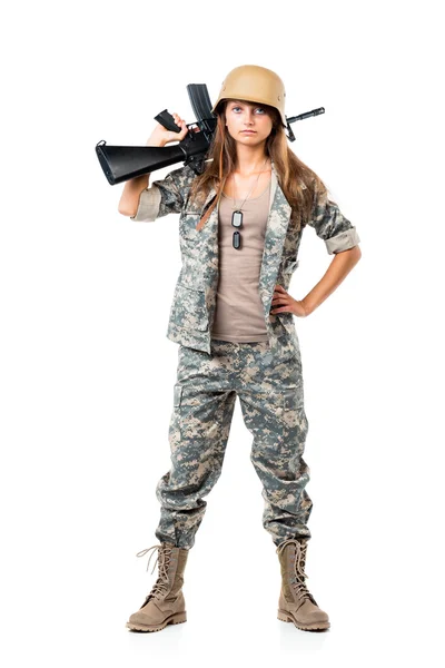 Elinde silah olan bir kamuflaj giysili asker genç güzel kız — Stok fotoğraf