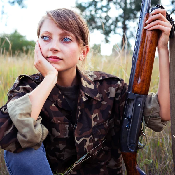 Joven hermosa chica con una escopeta — Foto de Stock
