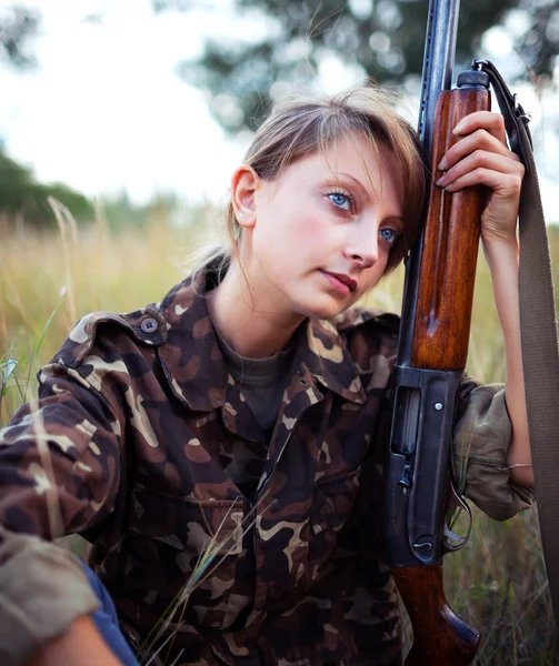 Young beautiful girl with a shotgun — Stock Photo, Image