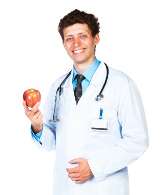 Kırmızı elma üzerine beyaz holding gülümseyen bir erkek doktor portresi