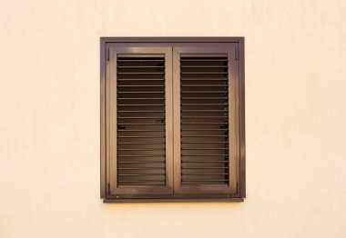 bir pencere kepenkleri kapalı ile detay