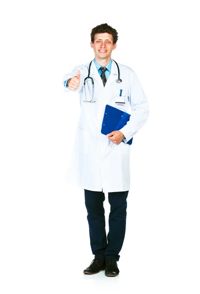 Retrato de um médico masculino sorridente segurando um bloco de notas e dedo u — Fotografia de Stock