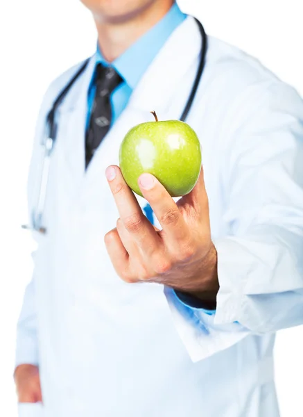 Doctor's hand met een verse groene appel close-up op wit — Stockfoto