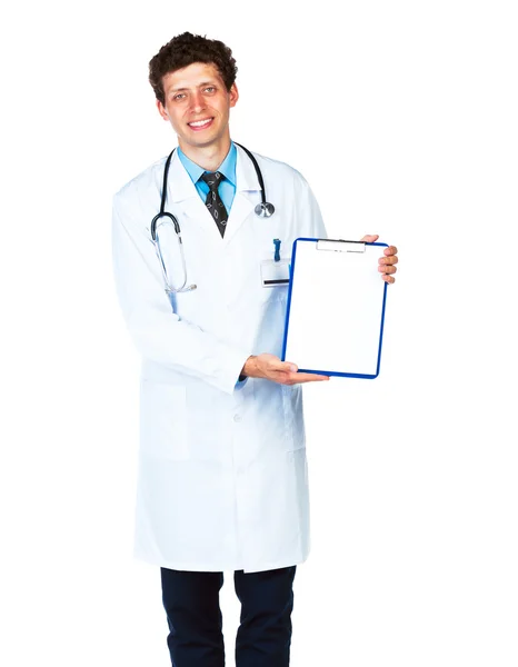 Médico varón sonriente mostrando portapapeles con espacio de copia para texto o — Foto de Stock