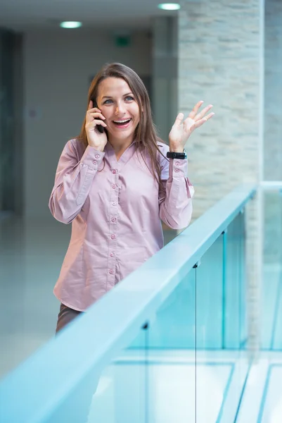 Mujer de negocios en el centro hablando por teléfono —  Fotos de Stock