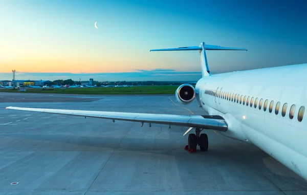 Flygplan på flygplatsen — Stockfoto