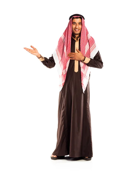 Joven árabe sonriente invita. Aislado sobre blanco — Foto de Stock