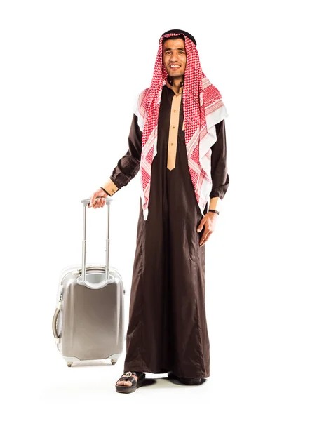 Joven árabe sonriente con una maleta aislada en blanco — Foto de Stock