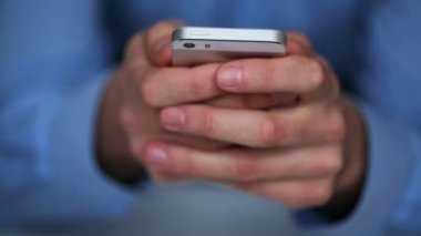 Akıllı telefon kullanan iş adamı