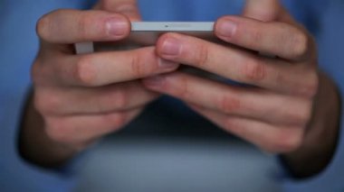 Akıllı telefon kullanan iş adamı