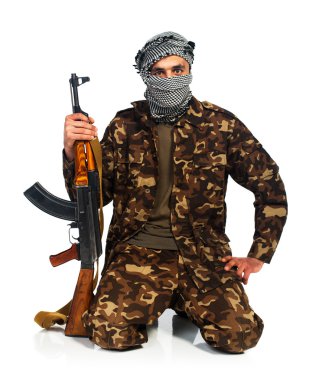 Arap milliyeti kamuflaj takım elbise ve keffiyeh otomatik