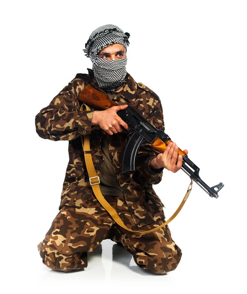 Nationalité arabe en costume de camouflage et keffiyeh avec automatique — Photo