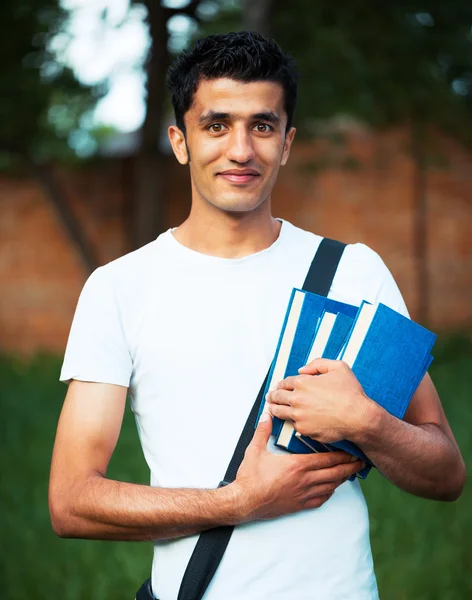 Arabo studente maschio con libri all'aperto — Foto Stock