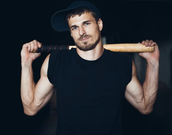 Uomo muscolare con mazza da baseball — Foto Stock