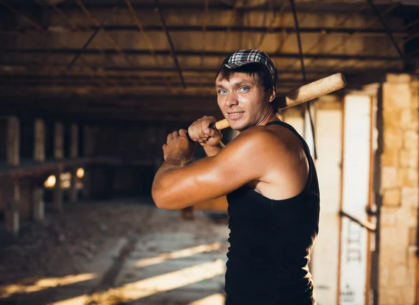 Hombre musculoso con bate de béisbol —  Fotos de Stock