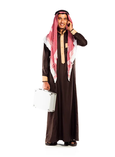Joven árabe sonriente con una caja de aluminio y teléfono celular aislado o — Foto de Stock
