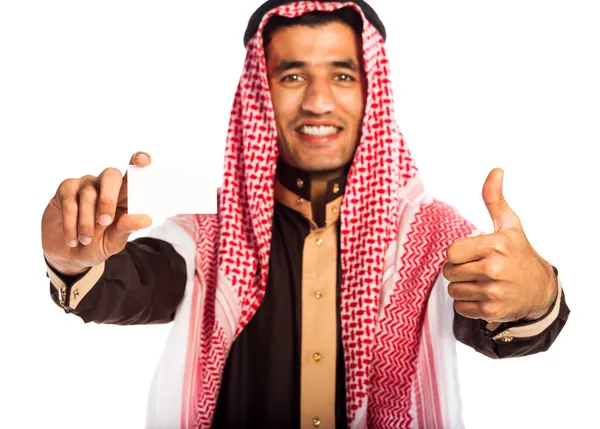 Jovem sorrindo árabe mostrando cartão de visita na mão isolado no whi — Fotografia de Stock