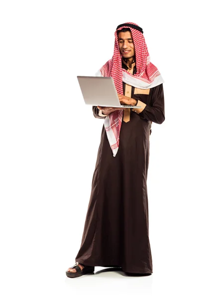 Giovane araba sorridente con computer portatile isolato su bianco — Foto Stock