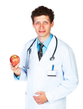 Kırmızı elma üzerine beyaz holding gülümseyen bir erkek doktor portresi