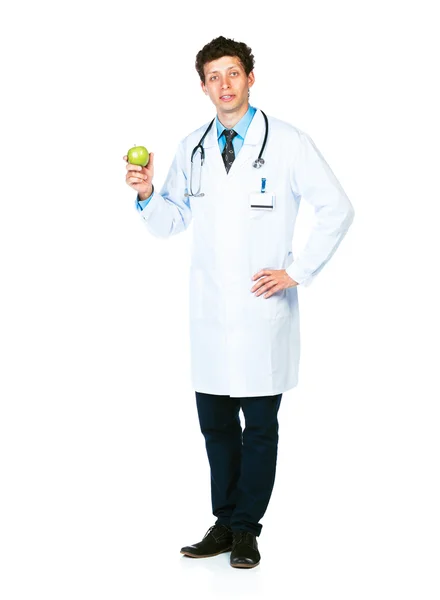 Retrato de un médico varón sonriente sosteniendo manzana verde sobre blanco — Foto de Stock