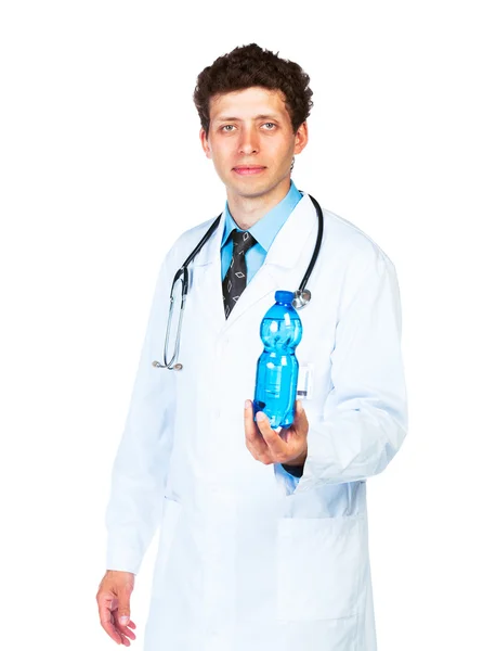 Retrato de un médico varón sosteniendo una botella de agua en el respaldo blanco —  Fotos de Stock