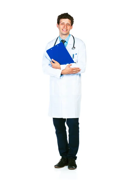 Ganzkörperporträt eines lächelnden männlichen Arztes mit Notizblock — Stockfoto