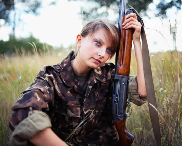 Junge schöne Mädchen mit einer Schrotflinte — Stockfoto