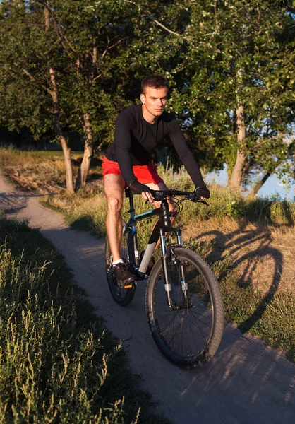 Mountain bike ciclista equitação ao nascer do sol estilo de vida saudável fazendo — Fotografia de Stock