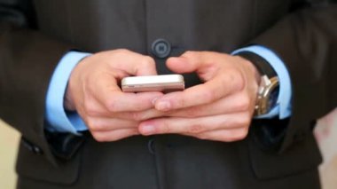 Akıllı telefon kullanan iş adamı