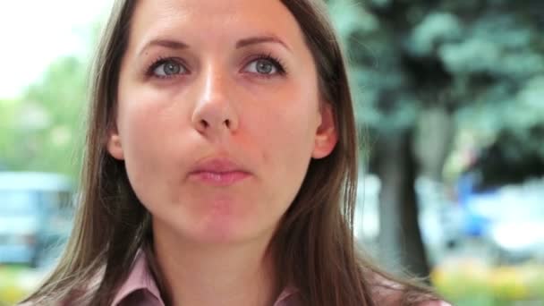 Femme d'affaires dans la restauration rapide — Video