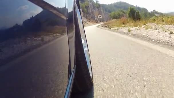 Monter sur la voiture sur une route de montagne 